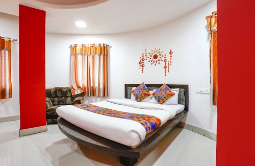 Nashik Hotel | Budget-Friendly Fabexpress Sai Lodging with Breakfast Included