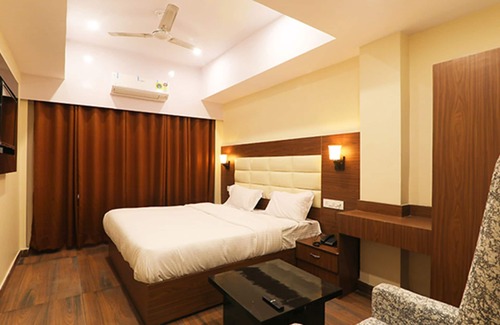 Lucknow Hotel | Budget-Friendly FabHotel Blueark with Family Amenities