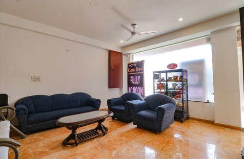 Dwarka Hotel | Cozy Fabhotel Lime Tree: Breakfast & Family-Friendly Stays