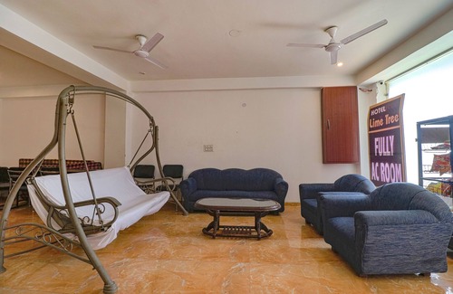 Dwarka Hotel | Cozy Fabhotel Lime Tree: Breakfast & Family-Friendly Stays