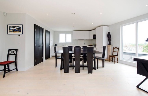 Wimbledon Park Apartment | Elegant 2-Bed Penthouse with Kitchen in Wimbledon