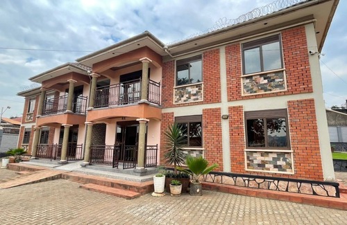 Central Kampala Apartment | Fabulous 2-BR/2BR, Fully furnished gated apartment. 1 mile fromThe Acacia Mall