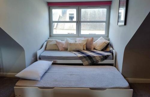 Dunfermline House | Modern 2BD Maisonette in Dunfermline with Kitchen Access