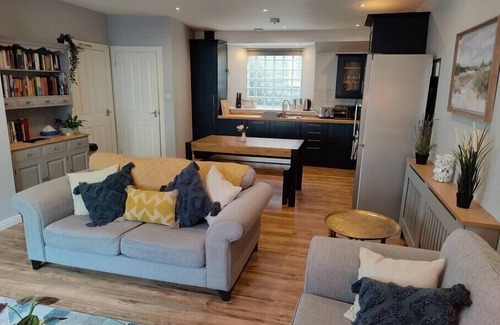Dunfermline Condo | Stylish 2BD Maisonette in Dunfermline, Fife for Families