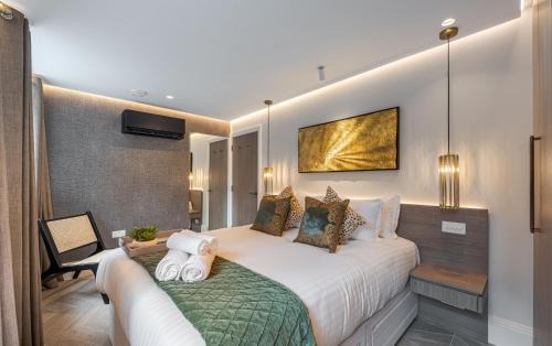 Knightsbridge Apartment | Top-Rated Contemporary Flat Steps from Harrods