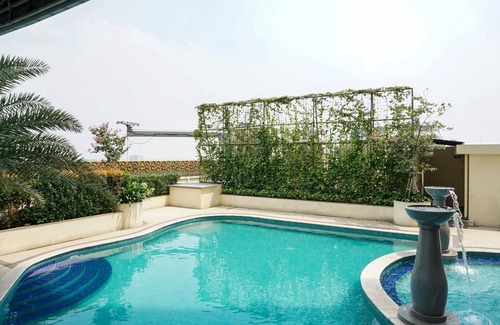 Chinatown Apartment | Stylish 2BR Lucky Tower Apartment with Pool Access