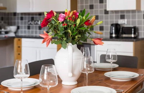 Little Malvern Apartment | Inviting 3 Bed Apartment with Private Courtyard Retreat