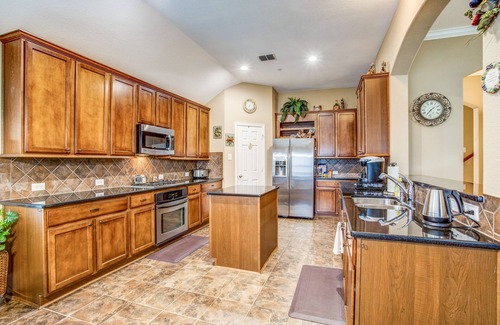 Frisco House | Impressive 5 Bedroom Home with Pool and Entertainment Features