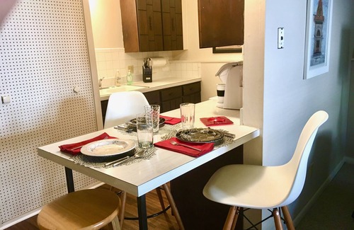 Manhattan Apartment | Ideal Aggieville Hideaway - Pet-Friendly 1 Bedroom Near KSU
