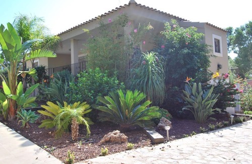 La Azohia Ski Chalet | Cozy Beach Chalet with Oceanfront Views & Pool Access