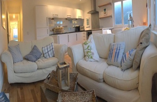 Mawgan Porth Apartment | Beachfront Retreat Steps from Mawgan Porth with Ocean Views