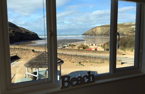 Mawgan Porth Apartment | Beachfront Retreat Steps from Mawgan Porth with Ocean Views