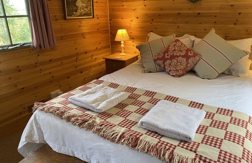 Brading Cabin | Serene Bed and Breakfast Lodge with Stunning Marsh Views