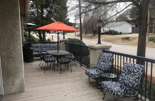 Auburn Condo | Ideal Condo Near AU Stadium with Family-Friendly Perks
