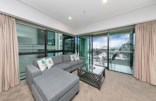 Auckland Central Business District Apartment | Inviting Corner Apartment with Stunning Harbour Views