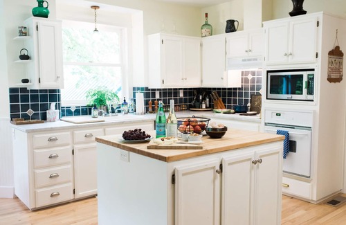 Molalla House | Charming Country Retreat with Hiking Trails and Private Hot Tub