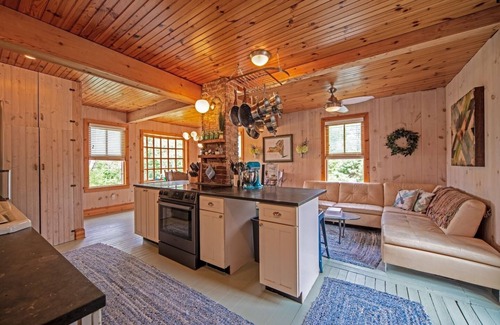 Cragsmoor House | Cozy Hudson Valley Farmhouse with Ocean Views & Pet-Friendly