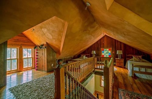 Cragsmoor House | Cozy Hudson Valley Farmhouse with Ocean Views & Pet-Friendly