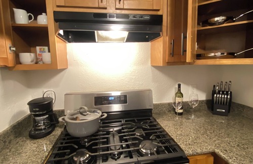 Belding Woods House | Fabulous entire 2-bedroom house with onsite washer/dryer in Richmond near Bart.