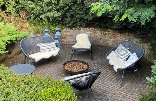 Bentveld Bed & Breakfast | Exceptional F1 B&B: Pet-Friendly with Breakfast Included