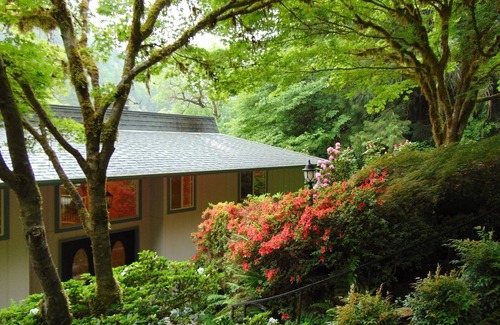 Marcola House | Experience Elegance at Mckenzie River Retreat