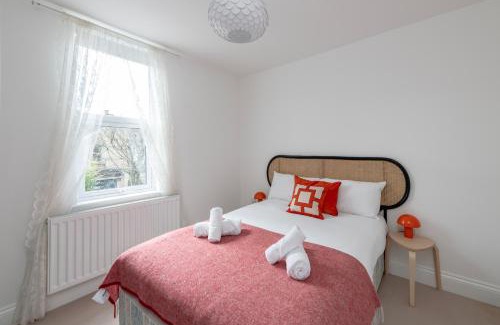 Bath House | Beautiful House: 10 Minutes from Iconic Roman Baths