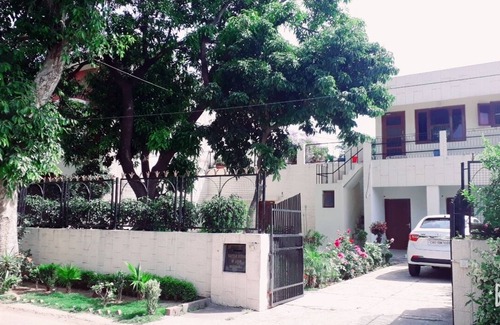 Kishangarh House | Delightful Row House with Kitchen & Pet-Friendly Amenities