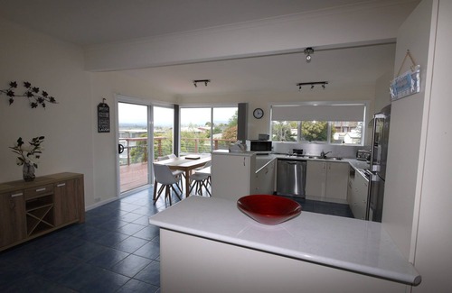 Bridport House | Stunning Ocean Views with Golf and Beach Access Nearby
