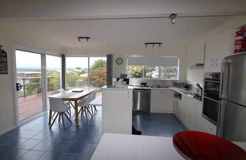 Bridport House | Stunning Ocean Views with Golf and Beach Access Nearby