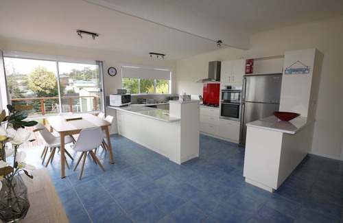 Bridport House | Stunning Ocean Views with Golf and Beach Access Nearby