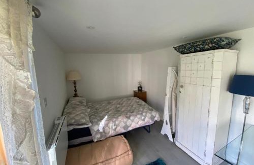Runnymede Apartment | FABULOUS Self contained GARDEN STUDIO EGHAM