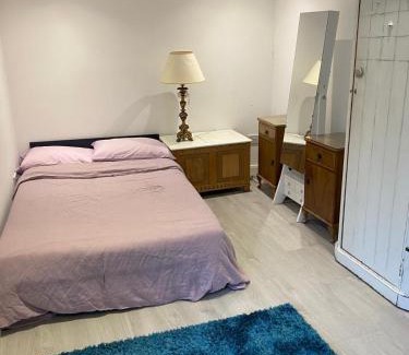 Runnymede Apartment | FABULOUS Self contained GARDEN STUDIO EGHAM