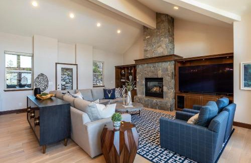 Crystal Bay House | Scenic Lake Tahoe Retreat with Spa and Breakfast Options