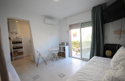 Portiragnes-Plage Apartment | Oceanfront Studio Steps from the Beach for 2-4 Guests
