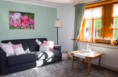 Heinebach Apartment | Oceanfront Retreat: Fachwerktraum im Hof, Rated 9.6/10