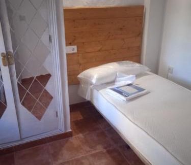 Facinas Apartment | Pet-Friendly Facinas Iris: Ideal for Family Getaways