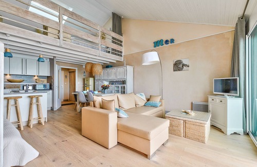 Noirmoutier-en-l'Ile Apartment | Serene Oceanfront Retreat in Noirmoutier-en-L'île