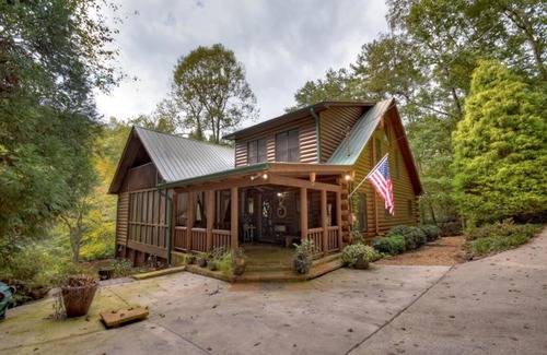 Epworth House | Relax at Fightingtown - Cuddleup with Pool & Hot Tub
