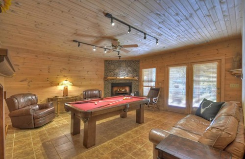 Epworth House | Relax at Fightingtown - Cuddleup with Pool & Hot Tub