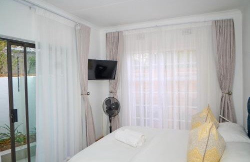 Gallo Manor House | Charming Fafi's Place: Family-Friendly & Guest Rated 9/10
