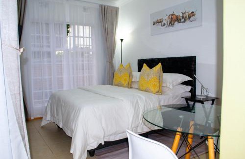 Gallo Manor House | Charming Fafi's Place: Family-Friendly & Guest Rated 9/10