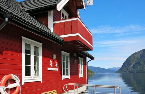 Vik Apartment | Unforgettable Stay at Fagerdalsnipi with Spa & Breakfast