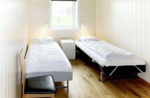 Florø House | Pet-Friendly Fagernipa: Oceanfront Escape with Spa