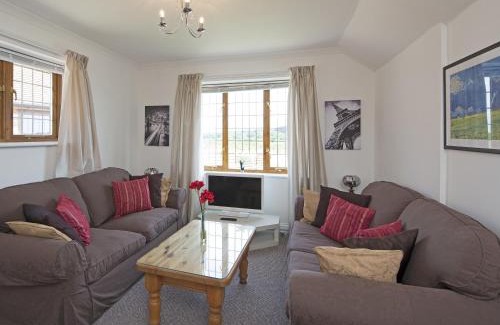 Newport East House | Idyllic Fair Isle Holiday Cottages - Hill Top Cottage Retreat
