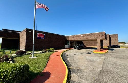 Hiawatha Hotel | Pet-Friendly Retreat at FairBridge Inn Express Hiawatha