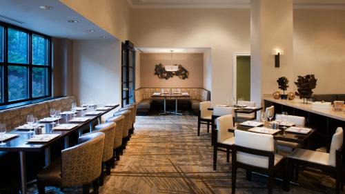 Fairfax Hotel | Experience Comfort at Fairfax Marriott - Pet Friendly & More