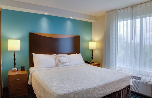 June Park Hotel | Relax at Fairfield by Marriott Melbourne West with Pool & Spa