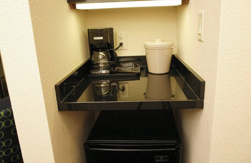 June Park Hotel | Relax at Fairfield by Marriott Melbourne West with Pool & Spa