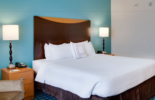 June Park Hotel | Relax at Fairfield by Marriott Melbourne West with Pool & Spa