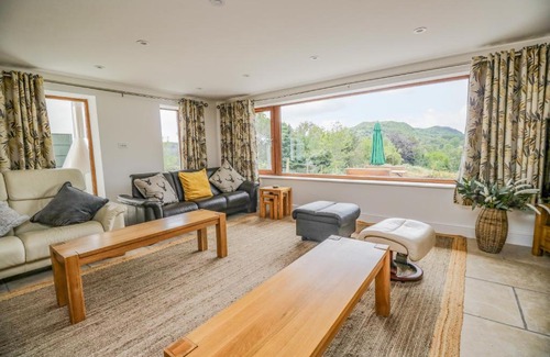 Eskdale House | Family-Friendly Fairfield with Ocean Views & 9/10 Guest Rating